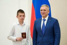 Губернатор Тюменской области вручил паспорта 26 талантливым подросткам
