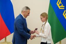 Губернатор Тюменской области вручил паспорта 26 талантливым подросткам