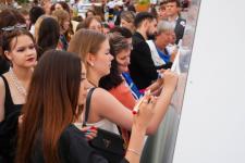 Первый общегородской выпускной проходит на набережной в Тюмени 