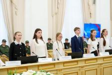Губернатор Тюменской области вручил паспорта 26 талантливым подросткам