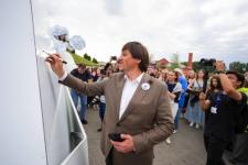 Первый общегородской выпускной проходит на набережной в Тюмени 