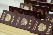 Губернатор Тюменской области вручил паспорта 26 талантливым подросткам