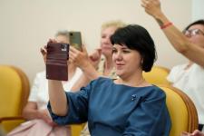 Губернатор Тюменской области вручил паспорта 26 талантливым подросткам