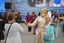 Первый общегородской выпускной проходит на набережной в Тюмени 