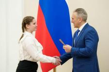 Губернатор Тюменской области вручил паспорта 26 талантливым подросткам