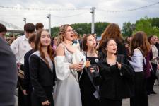 Первый общегородской выпускной проходит на набережной в Тюмени 