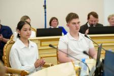 Губернатор Тюменской области вручил паспорта 26 талантливым подросткам