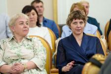 Губернатор Тюменской области вручил паспорта 26 талантливым подросткам