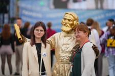 Первый общегородской выпускной проходит на набережной в Тюмени 