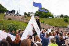 Первый общегородской выпускной проходит на набережной в Тюмени 