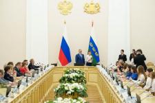 Губернатор Тюменской области вручил паспорта 26 талантливым подросткам