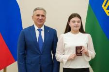 Губернатор Тюменской области вручил паспорта 26 талантливым подросткам