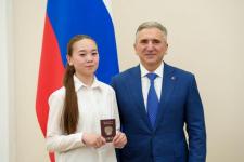 Губернатор Тюменской области вручил паспорта 26 талантливым подросткам
