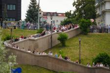 Первый общегородской выпускной проходит на набережной в Тюмени 
