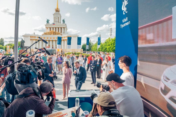 Делегация Минэкономразвития посетила стенд Тюменской области на форуме-выставке "Путешествуй!"