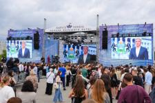 Первый общегородской выпускной проходит на набережной в Тюмени 