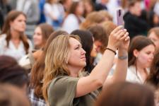 Первый общегородской выпускной проходит на набережной в Тюмени 