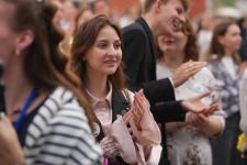 Первый общегородской выпускной проходит на набережной в Тюмени 