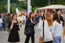 Первый общегородской выпускной проходит на набережной в Тюмени 