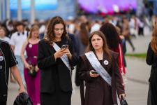 Первый общегородской выпускной проходит на набережной в Тюмени 