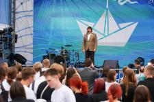 Первый общегородской выпускной проходит на набережной в Тюмени 