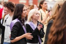 Первый общегородской выпускной проходит на набережной в Тюмени 