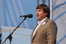 Первый общегородской выпускной проходит на набережной в Тюмени 