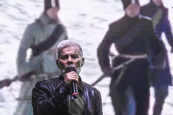 Тюменцы хором спели "Ясные дни" с Олегом Газмановым