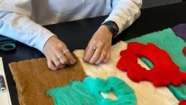 Художница "Морфологии улиц" пробует объединить тюменский и чеченский ковры 