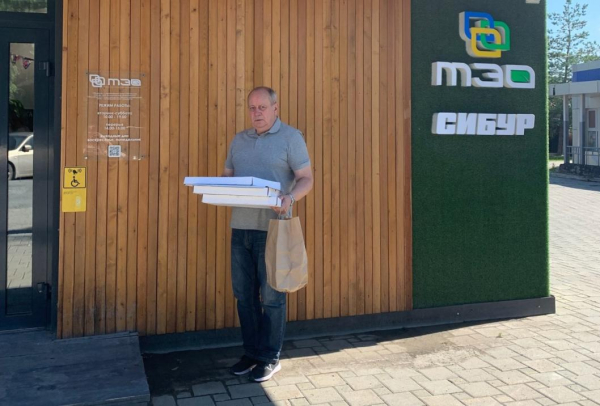 Тюменский депутат помогает волонтёрам в плетении масксетей