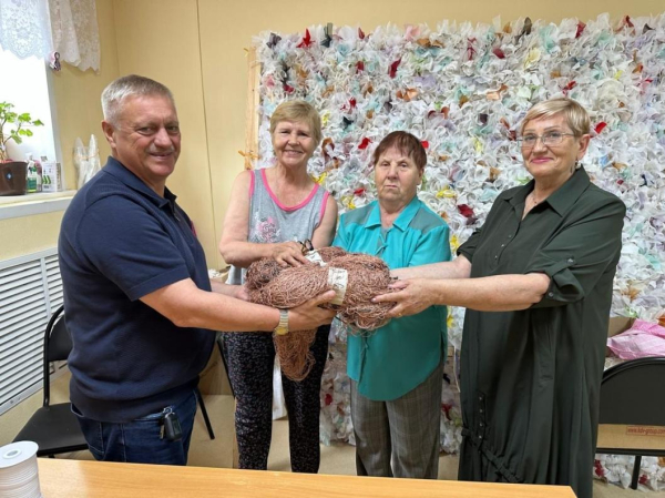 Тюменский депутат помогает волонтёрам в плетении масксетей