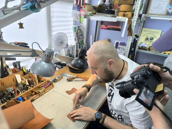 Ко Дню города кожевенный мастер изготовил коллекцию изделий с тюменскими брендами