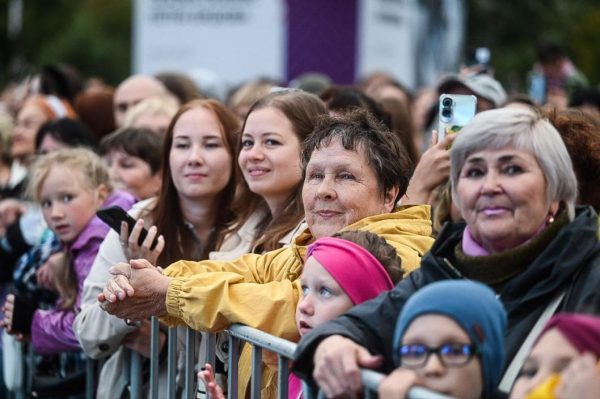 Тюменцы хором спели "Ясные дни" с Олегом Газмановым