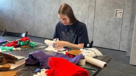 Художница "Морфологии улиц" пробует объединить тюменский и чеченский ковры 