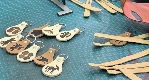 Ко Дню города кожевенный мастер изготовил коллекцию изделий с тюменскими брендами