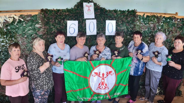 Шестисотую маскировочную сеть сплели "Горьковские берегини" для бойцов СВО 