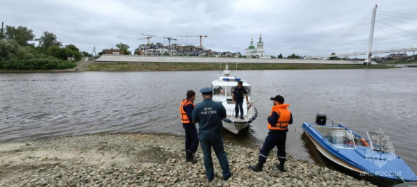 В Тюмени в районе набережной спасатели обнаружили тело мужчины