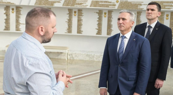 Александр Моор посетил в Беларуси музей истории Великой Отечественной войны