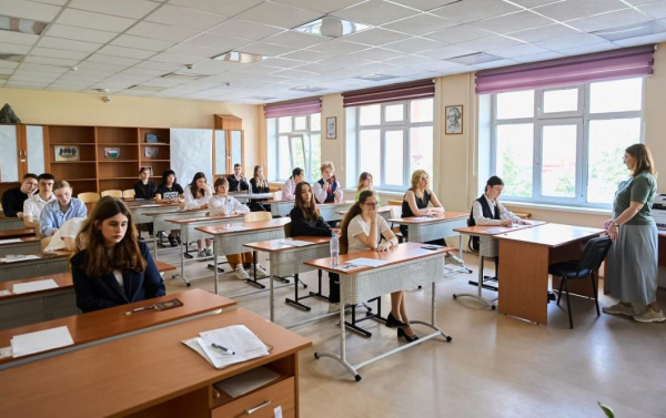 Александр Моор поблагодарил тюменских педагогов за подготовку стобалльников к ЕГЭ