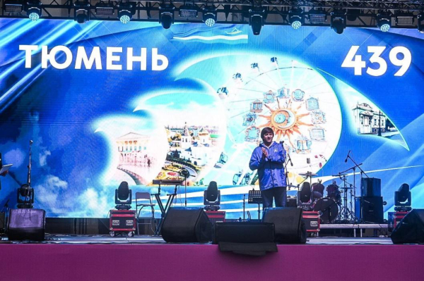 Тюменцы хором спели "Ясные дни" с Олегом Газмановым