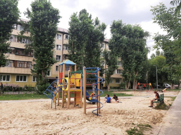По просьбе депутата на детской площадке в Тюмени обновили покрытие По просьбе депутата на детской площадке в Тюмени обновили покрытие