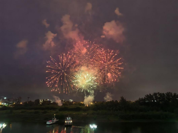 В Тюмени жители города увидели "атмосферный" феерверк