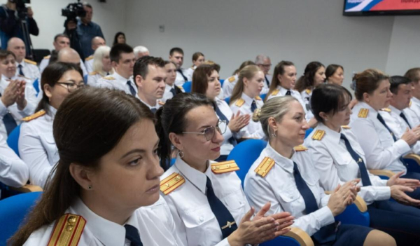 Александр Моор поздравил сотрудников органов следствия с профессиональным праздником