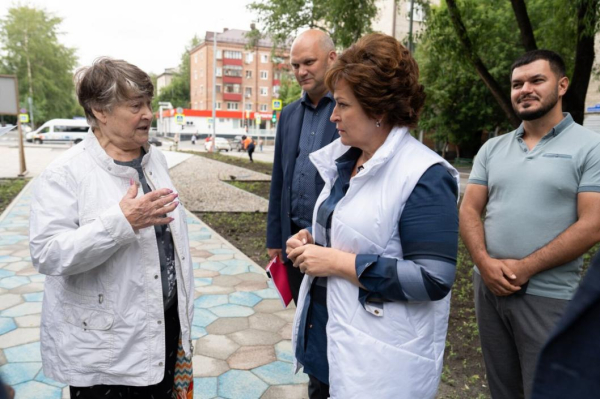 Тюменские депутаты проконтролировали благоустройство сквера Геологоразведчиков