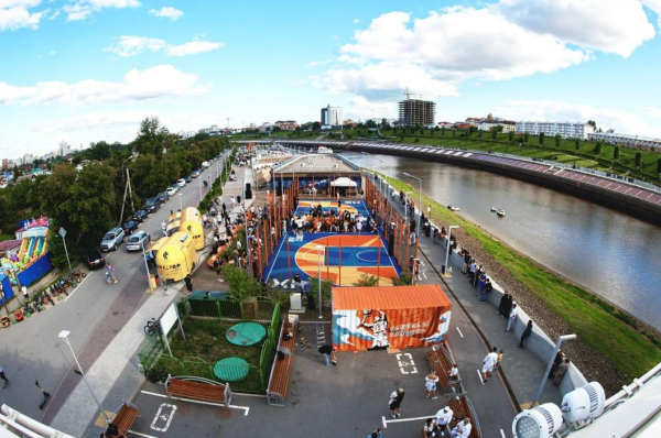 На тюменской набережной открылась новая баскетбольная площадка 