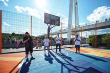 На тюменской набережной открылась новая баскетбольная площадка 