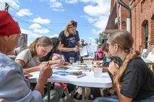 Фотогалерея: фестиваль "Проводник" объединил дизайнеров, урбанистов, музыкантов и мастеров Фотогалерея: фестиваль "Проводник" объединил дизайнеров, урбанистов, музыкантов и мастеров