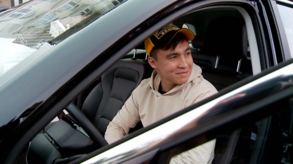 Ветерану СВО вручили автомобиль с ручным управлением в Тюмени