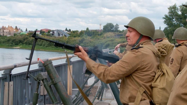 Масштабную реконструкцию &nbsp;"Ложной переправы" провели в Тюмени с участием авиации, водной и сухопутной техники 