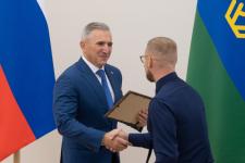 Александр Моор наградил тюменцев за вклад в развитие физкультуры и спорта в регионе Александр Моор наградил тюменцев за вклад в развитие физкультуры и спорта в регионе